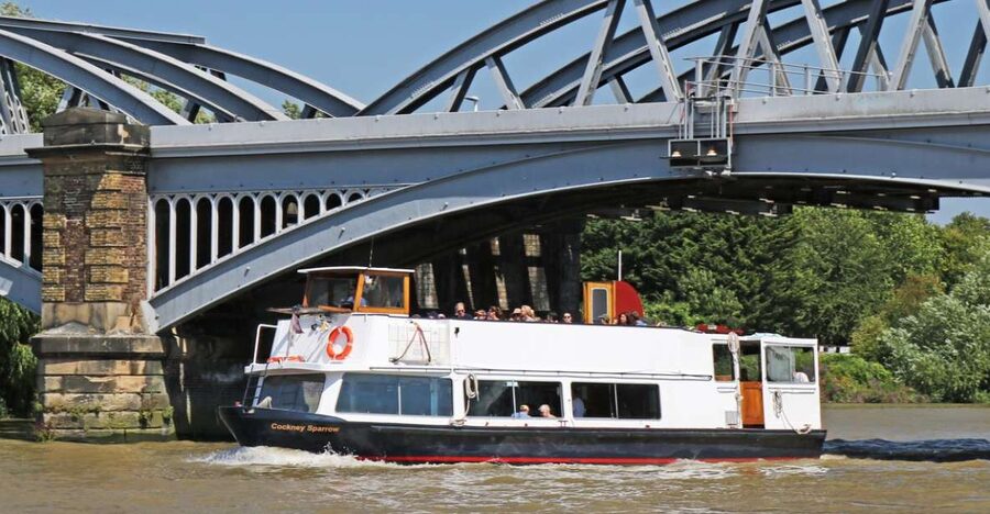 London: Westminster to Kew River Thames Cruise - Onboard experience: the captain’s commentary and what keeps it fun