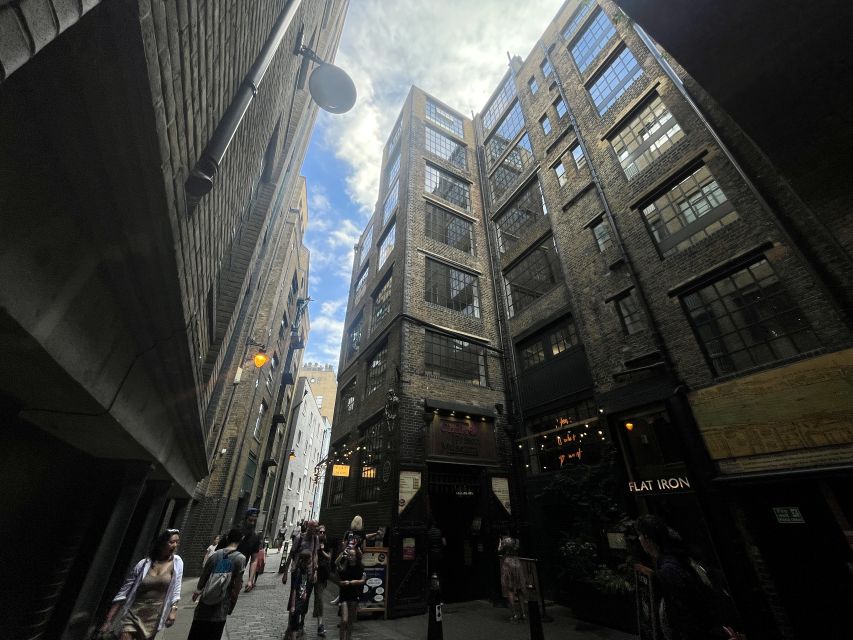 London: Witches and History Bankside Walking Tour - Starting at Southwark Viewpoint, then Southwark Cathedral sets the tone
