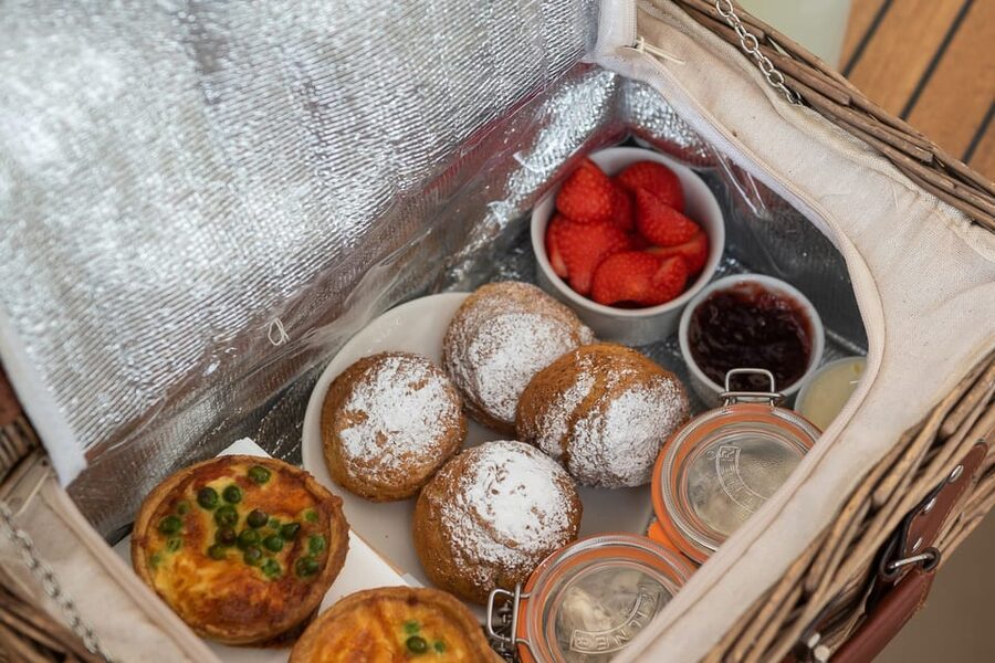 Oxford: Scenic Sightseeing Cruise with Gourmet Picnic - Comfort in real Oxford weather: layers, blankets, and small etiquette notes