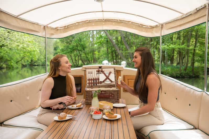Oxford: Scenic Sightseeing Cruise with Gourmet Picnic - Thames lock moment and the stop at The Perch