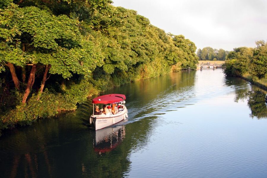 Oxford: Sightseeing River Cruise with Afternoon Tea - Arriving at The Folly Bridge, then settling in