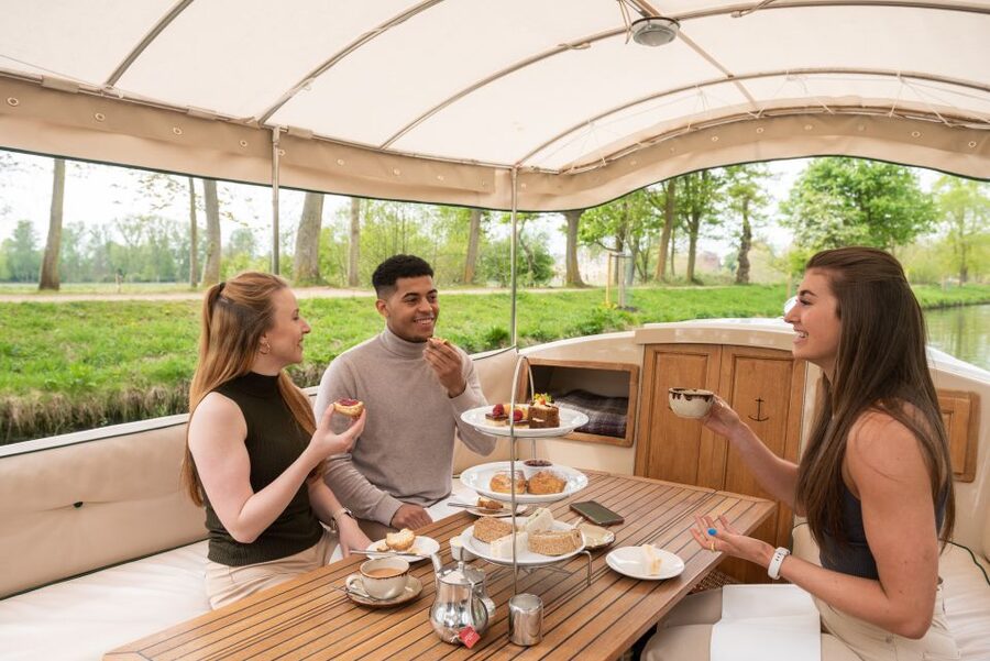 Oxford: Sightseeing River Cruise with Afternoon Tea - Iffley Lock and the shift into Water Meadows