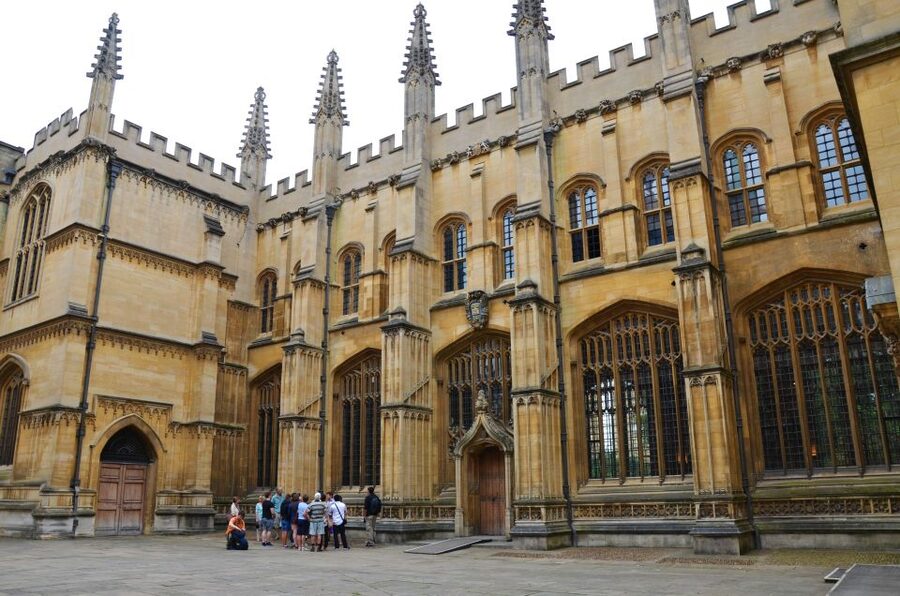 Oxford: University and City Walking Tour with Alumni Guide - Guides you might get: what people rave about, and why it matters