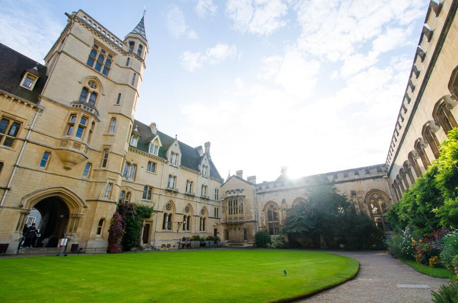 Oxford: University and City Walking Tour with Alumni Guide - Oxford University, on foot, with an alumni guide who knows the rhythm