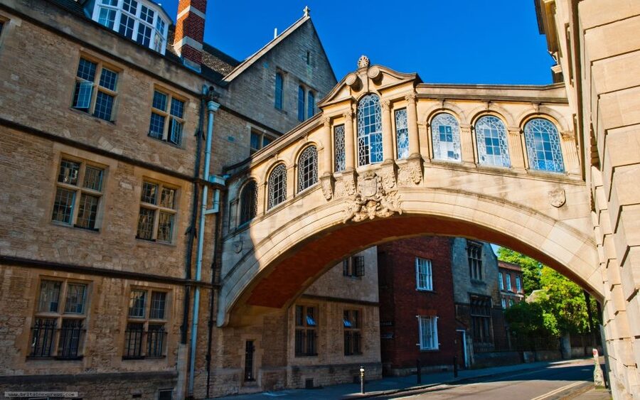 Oxford: University and City Walking Tour with Alumni Guide - Harry Potter and pop culture stops: fun, but never only for fans