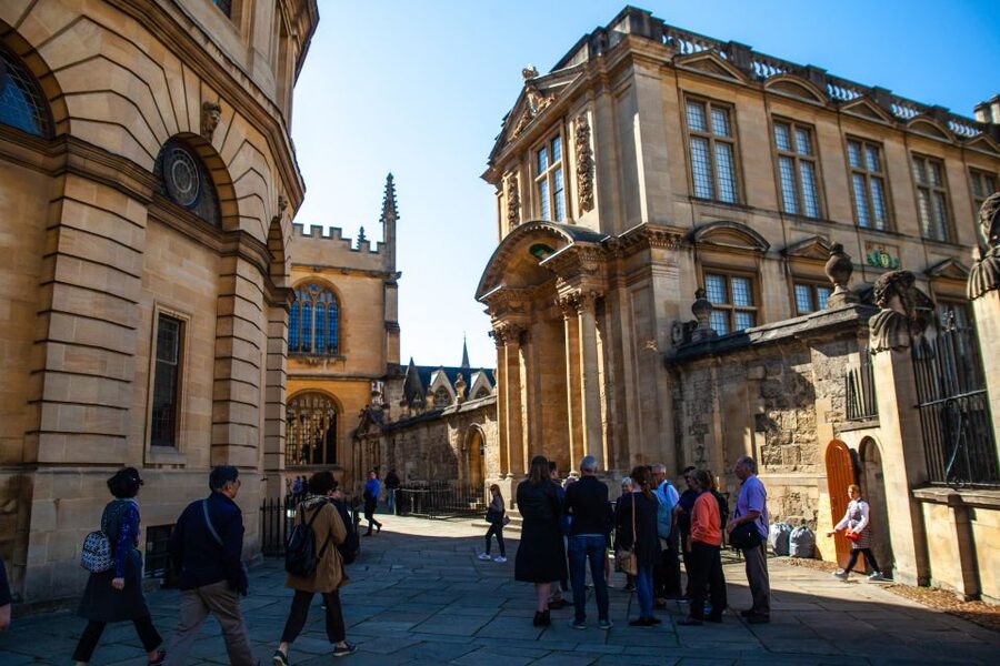 Oxford: University and City Walking Tour with Alumni Guide - Getting your bearings: meeting point and how the time range works