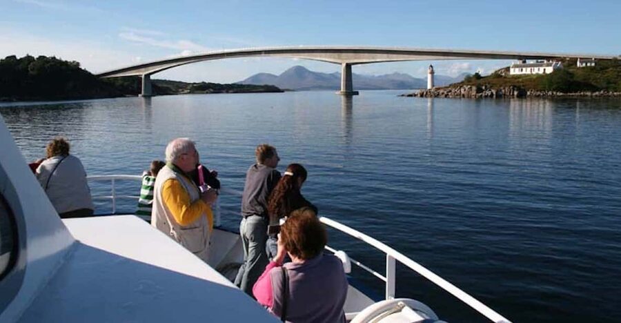 Scottish Highlands: Isle of Skye Glass-Bottom Boat Tour - Seal Island, the protected bird colony, and how wildlife spotting plays out