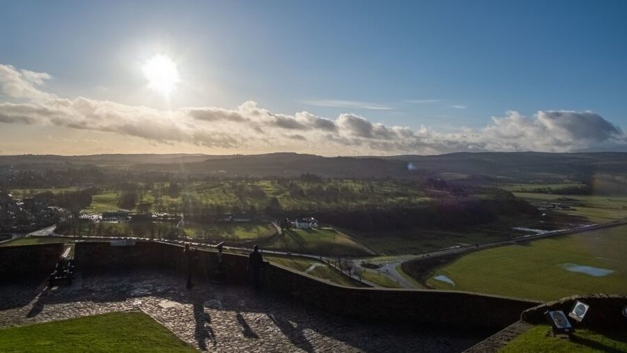 Stirling Castle: Skip-the-Line Guided Tour in Spanish - Where the tour starts, and how the “Black umbrella” detail helps