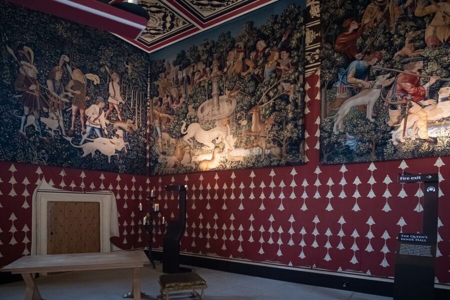 Stirling Castle: Skip-the-Line Guided Tour in Spanish - Touring the Royal Palace: where kings lived, and where Mary’s story lands