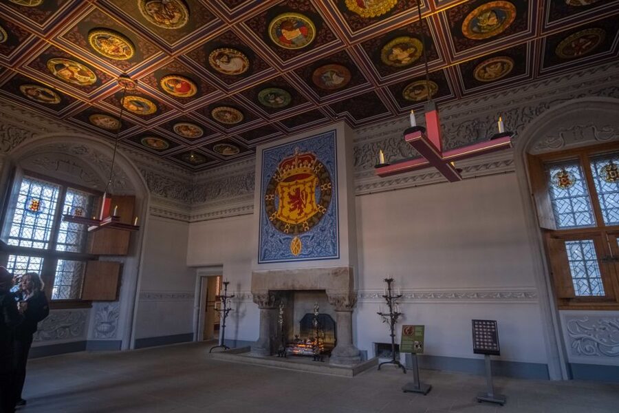 Stirling Castle: Skip-the-Line Guided Tour in Spanish - Mary Queen of Scots and the coronation spot you should not skip