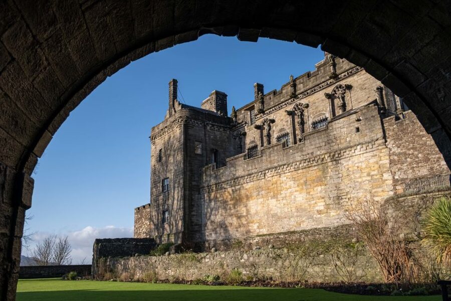 Stirling Castle: Skip-the-Line Guided Tour in Spanish - The esplanade opening: sieges, origins, and the castle’s role in Scotland’s wars