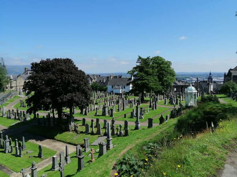 Stirling: Daily Guided Walking Tour with a Local Guide - Old Town Cemetery and the 300-year-old gravestone lesson