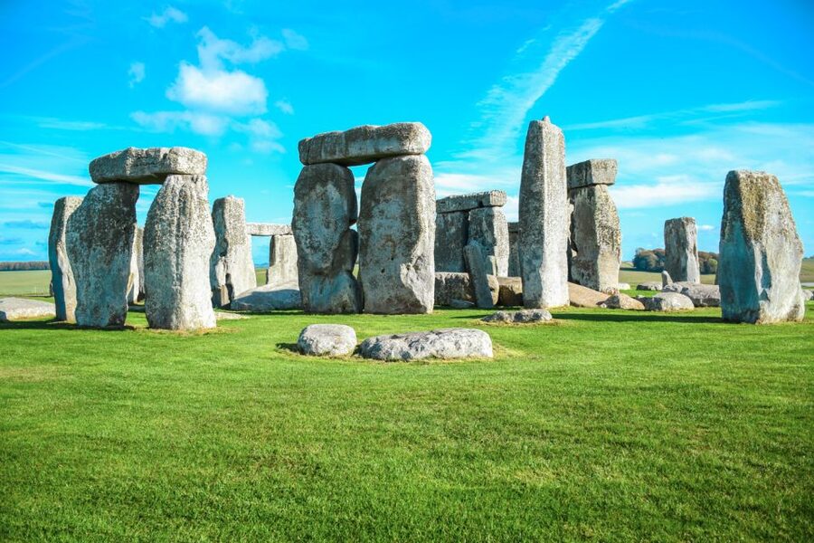 Stonehenge & Bath: Full-Day Coach Tour from London - Meeting in London and settling into a first-class ride