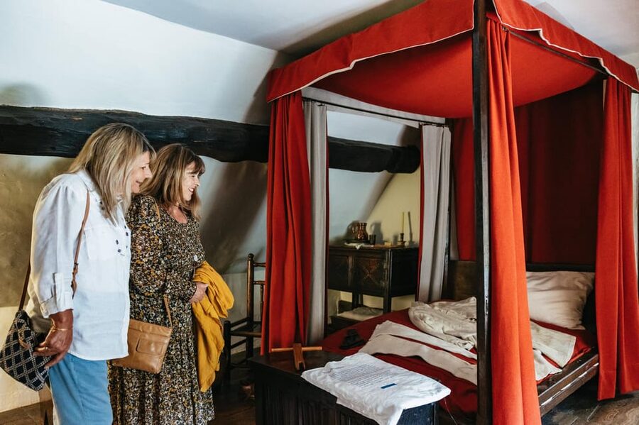 Stratford-upon-Avon: Anne Hathaway's Cottage Entry ticket - Gardens, orchards, woodland walks, and sculpture trails: the outdoor half you should not rush