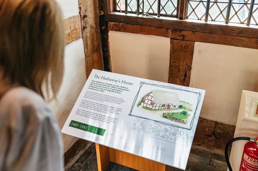 Stratford-upon-Avon: Anne Hathaway's Cottage Entry ticket - Staff and onsite café: what makes the experience feel friendly