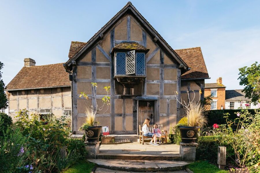 Stratford-upon-Avon: Shakespeare's Birthplace Ticket - Arriving at Shakespeare Centre on Henley Street