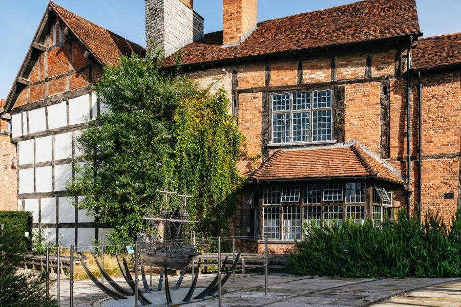 Stratford-upon-Avon: Shakespeare's Birthplace Ticket - John Shakespeare’s glove workshop: where craft meets family