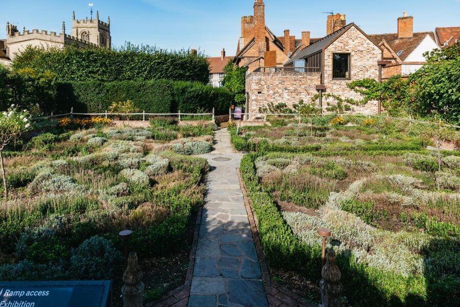 Stratford-upon-Avon: Shakespeare's Birthplace Ticket - Using the phone video guides without getting frustrated