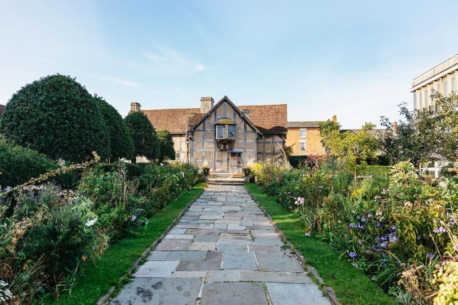 Stratford-upon-Avon: Shakespeare's Birthplace Ticket - The garden, plants, and those in-yard performances