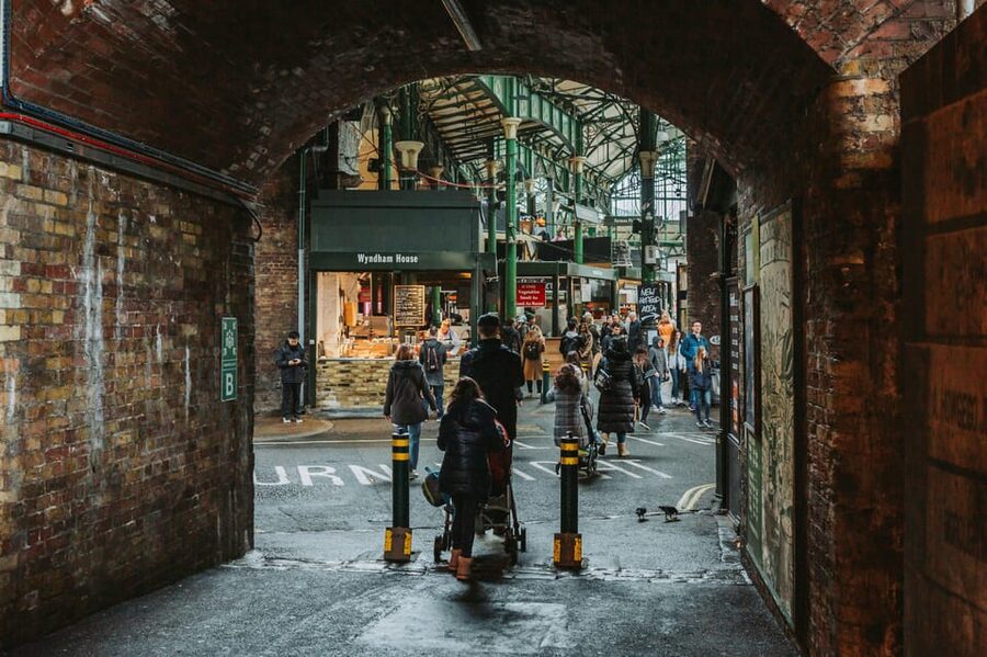 The most complete and exclusive Harry Potter tour in London - Platform 9 3/4 and the official shop, plus the photo line reality