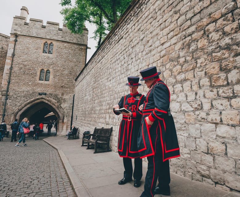 Ultimate Tower of London, Beefeater Welcome & Crown Jewels - White Tower and Armory: the best history workout, plus step count reality