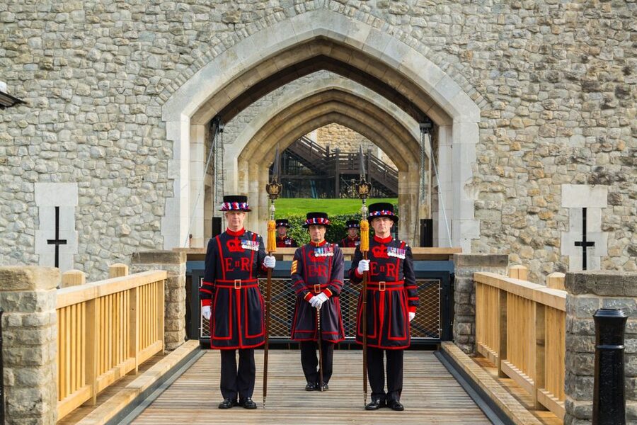 Ultimate Tower of London, Beefeater Welcome & Crown Jewels - Meeting at Starbucks and getting into the Tower fast