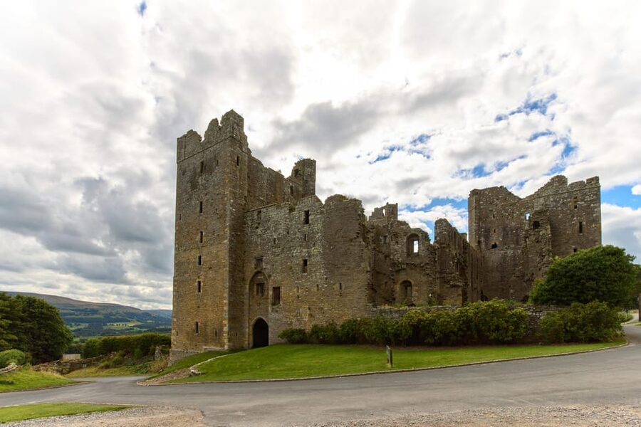 York: "All Creatures Great and Small" Yorkshire Dales Tour - Carperby and the Wheatsheaf Inn honeymoon connection