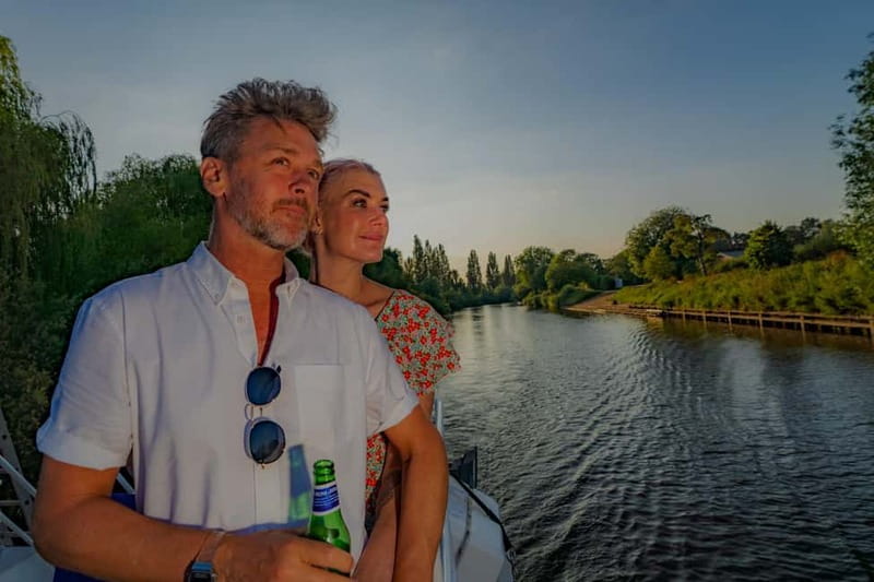 York: Evening Cruise With Strawberries & Cream + Drink - Music instead of live narration: relaxing or missing facts